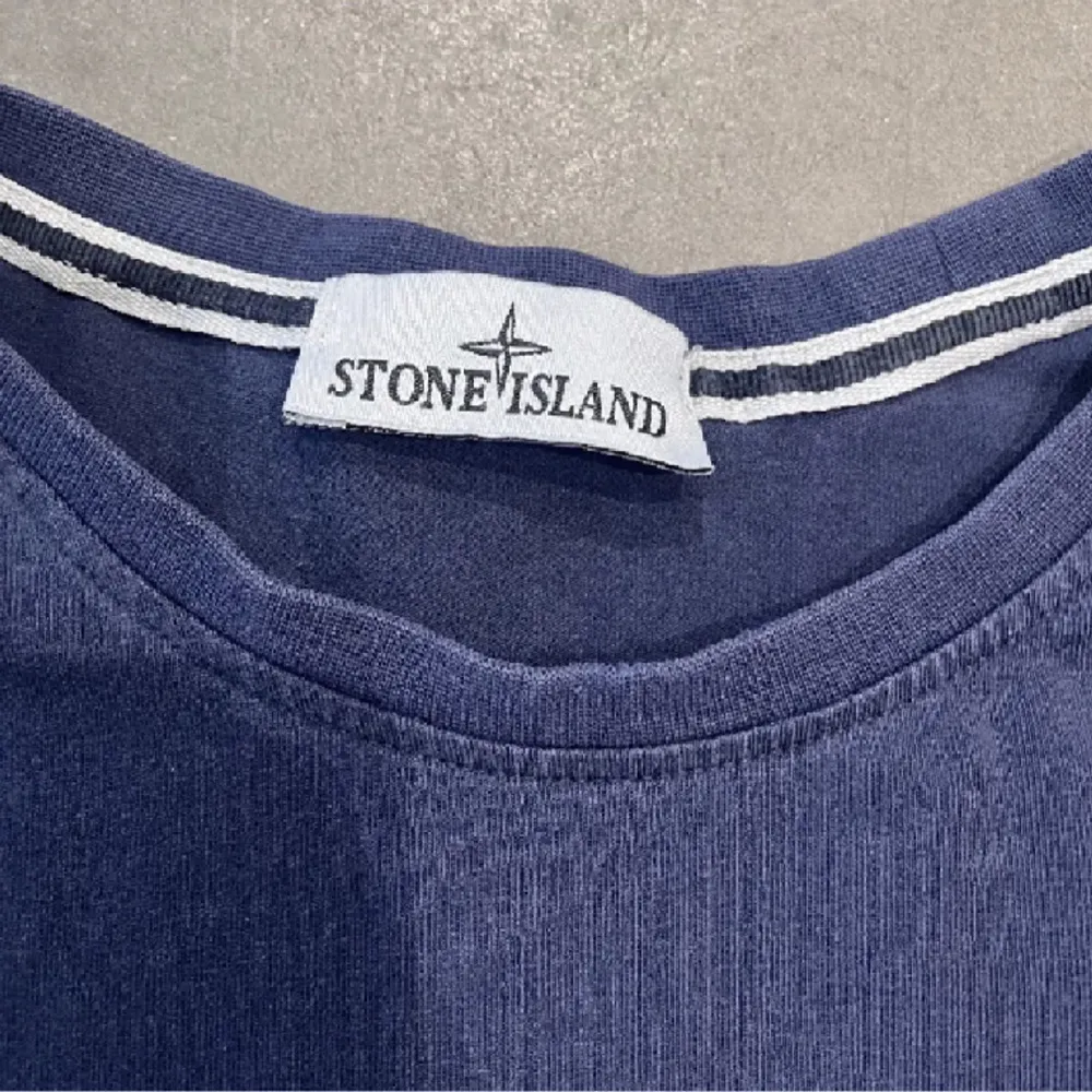 Skön stone island tröjja i bra skick, inga defekter. Passar S och M, möjligtvis L (flexibelt matrial). Tröjor & Koftor.