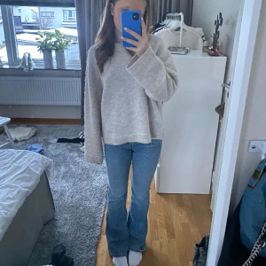 Jeans - Jag säljer min ljusblåa bootcut jeans från zara. Köpte dom i somras och säljer dom på grund av att dom ej andvänds lägre🩷 skriv för fler bilder 