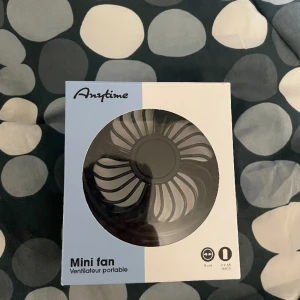 Hand fan - Väldigt nice handfan, köpte och glömde jag hade den så aldrig använd !