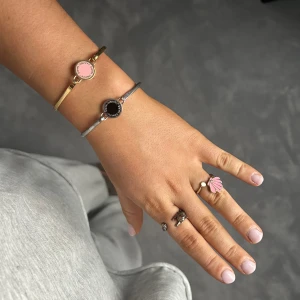 Ringar - Säljer två ringar. Båda justerbara i storlek. Den rosa är köpt i en liten butik på Mallis och den silvriga köpt på en vintagemarknad i Berlin. Har haft båda länge men fortfarande i väldigt bra skick. Rosa ringen: 150kr Silvriga ringen: 100kr