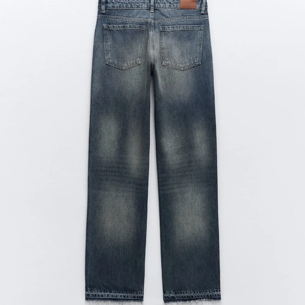 Lågmidjade jeans från zara! Slutsålda❤️ Tyvärr för små för mig men skitsnygga!. Jeans & Byxor.
