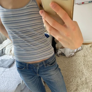 Brandy Melville blå tank top - Blått rutigt linne från brandy Melville som har nästan aldrig använts!