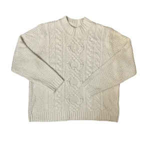  oversize kabelstickat tröja  - säljer denna mysiga kabelstickade tröjan som liknar den rory gilmore hade! den är oversized på mig som brukar ha xs-s. om du har frågor så är det bara att kontakta mig!