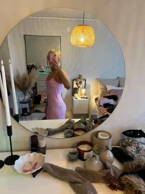 Rosa klänning - Säljer då jag inte längre får användning av den. Slits på sidan. 