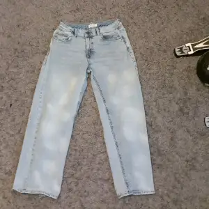 Ett par snygga baggy jeans i ljusblå färg. De är från lindex och har storleken 152. Jeansen är raka och sitter löst.