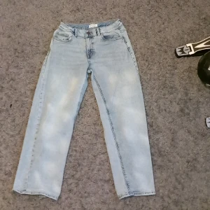Lindex Vidar Jeans - Ett par snygga baggy jeans i ljusblå färg. De är från lindex och har storleken 152. Jeansen är raka och sitter löst.
