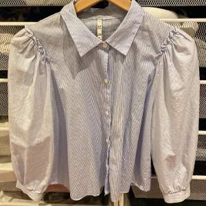 En randig skjorta från Zara i vit och blå! Storlek L men det är liten i storleken så passar både Xs och S.