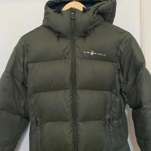 Dunjacka  - Denna jacka är väl använd men den är ändå jackan är i väldigt fint skick om man bortser från sömmen som har åkt upp i ryggen. Den är väldigt varm och bra på vintern när det är kallt. Den är också väldigt snygg och trendig.😀🧥💕