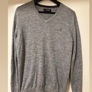 Tjocktröja herr - Grå tjocktröja ifrån Brunn & stengade i Strl M (herr). 