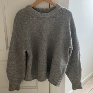 Stickad tröja  - En grå stickad tröja från BikBok. Köpte den i storlek M eftersom den var lite mindre i storleken, så passar S! 