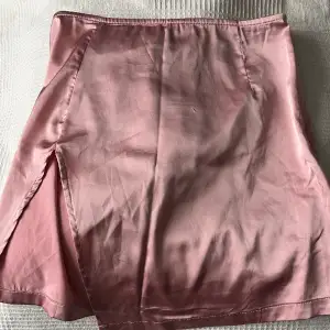 Rosa kjol i satin från Shein med hög slits på höger ben. Använd max 3 gånger