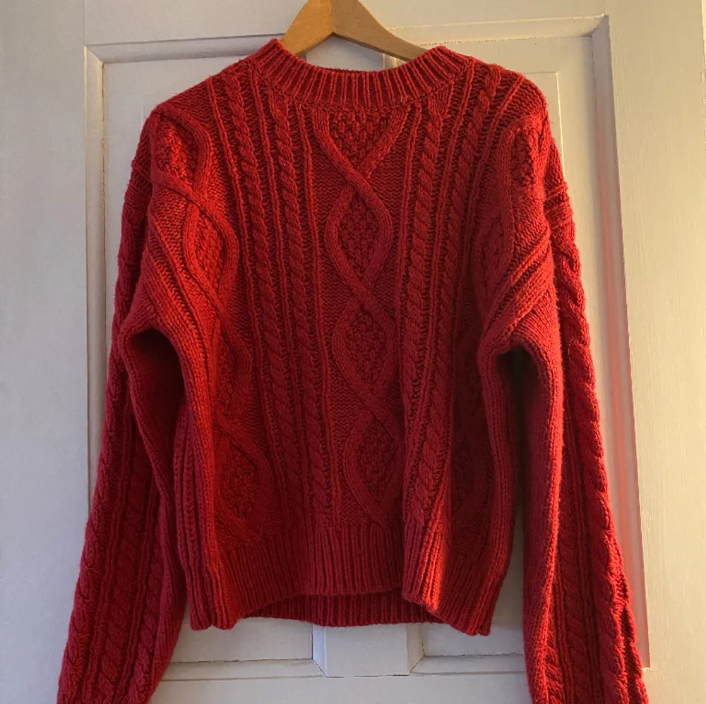 Säljer nu en superfin röd stickad tröja från Lindex! Den är i nyskick då den bara är testad! Hör av er vid frågor!. Stickat.