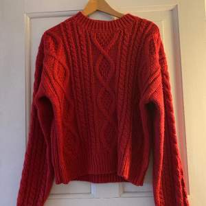 Säljer nu en superfin röd stickad tröja från Lindex! Den är i nyskick då den bara är testad! Hör av er vid frågor!