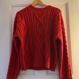 Stickad tröja  - Säljer nu en superfin röd stickad tröja från Lindex! Den är i nyskick då den bara är testad! Hör av er vid frågor!