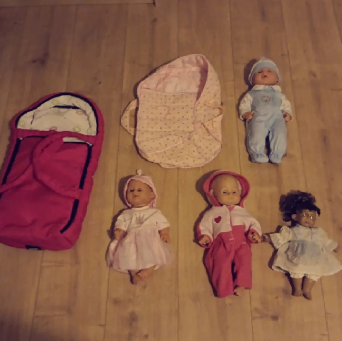 Dockor,dockkläder och två babylifts - 90