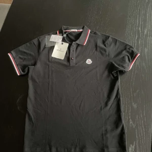 Moncler pike  - Moncler pike i top skick och perfekt nu till sommaren 