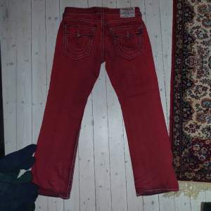 !!intresskoll!! Tvär feta rust red true religion bootcut jeans size 36, nästan helt oanvända och tag finns.