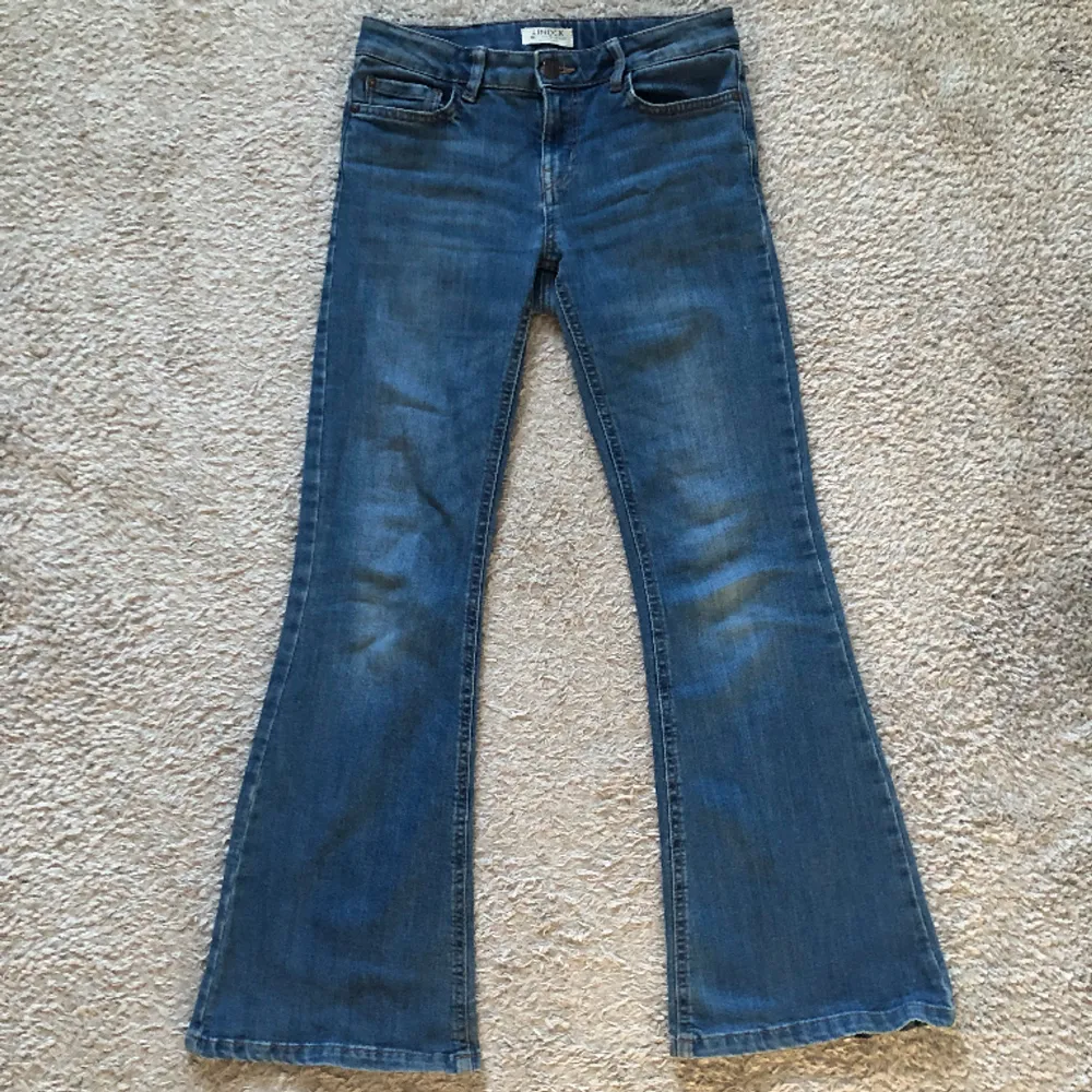 Low Rise, Blåa bootcut jeans från Lindex. De är lite för korta för mig som är 168 cm, men i väldigt god skick. . Jeans & Byxor.