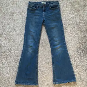 Low Rise, Blåa bootcut jeans från Lindex. De är lite för korta för mig som är 168 cm, men i väldigt god skick. 
