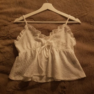 Linne - Gullit linne som är perfekt för fest eller sommarkvällar. Skriv för frågor