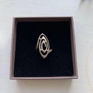 Cool ring - Cool ring, vet ej vart den är från! (lådan följer ej med)