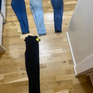 Jeans - 1 storlek M 2 storlek S 3 storlek S 4 storlek 36 (svarta) kostar 70 kr   Alla är i mycket fint skick. Svarta finbyxorna är nya.  30 kr styck
