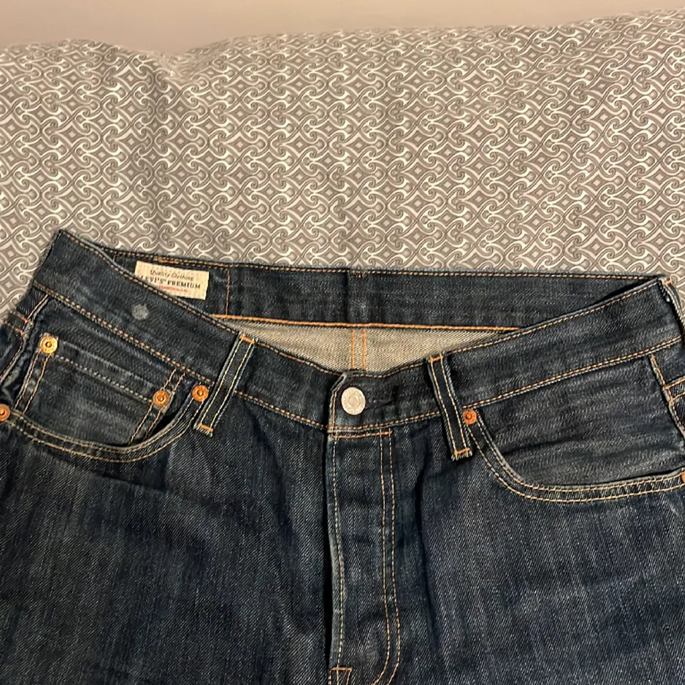 Tja, säljer mina Levi’s jeans i storlek 30/30. De är i 8/10 skick utan några defekter. Skriv gärna i pm om ni har frågor.😁. Jeans & Byxor.