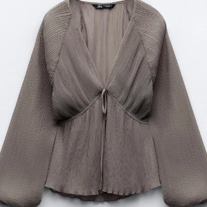 Zara blus  - Super trendig blus från zara som tyvärr var för stor. Prislapp kvar!💕