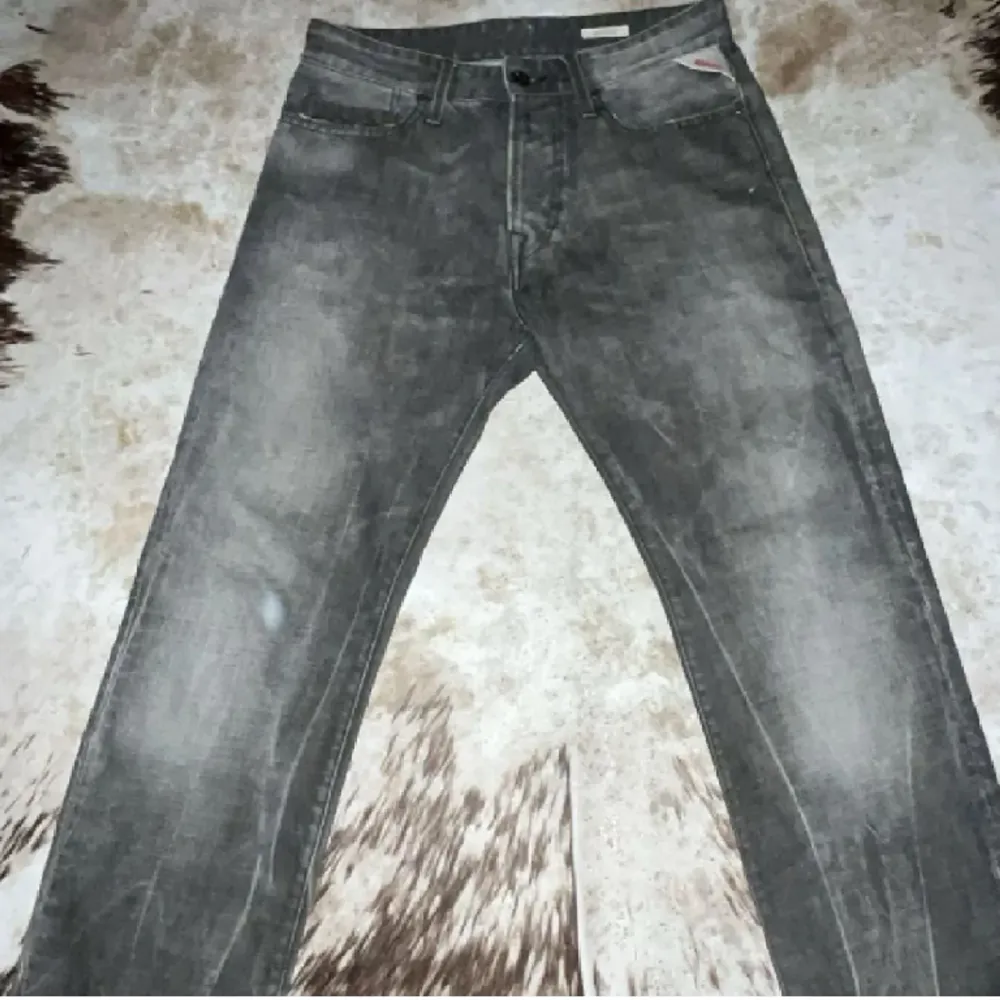 Tjena säljer dessa replay jeansen då dom har blivit lite för korta för mig. Skicket är 8/10. Hör gärna av er om ni har några frågor. Jeans & Byxor.