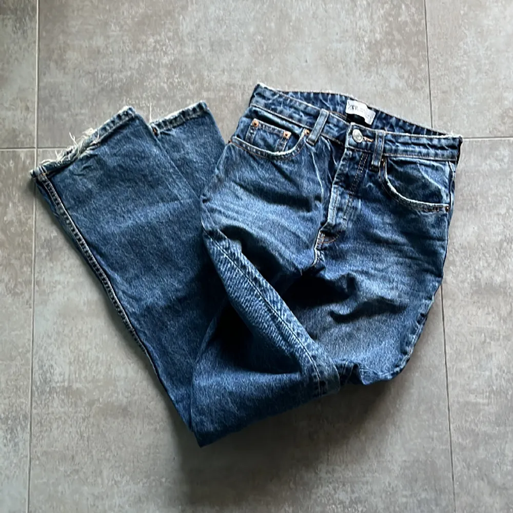 Snygga jeans från Zara i storlek 32. Jeansen är i rak modell. Bra skick med visst slitage vid bakre benslut, se bild.. Jeans & Byxor.