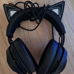 Gaming Headset, Kraken Kitty Edition - Säljer ett gaming headset från razer i bra skick. Bra ljud och inget fel på det, har bara själv valt att uppgradera. Headsetet är bekvämt även om du har glasögon eller piercade öron.   Se övriga specifikationer i bild 3.  Köpare står för ev. frakt