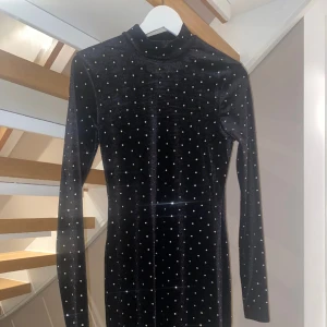 Sammet klänning - En sammet klänning med små nitar på. Klänningen är från h&m och är i god skick. Använd endast en gång.