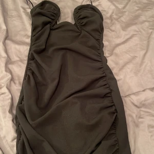 Klänningen från Gina - Köpt förra året använd 1 gång utav min syster! Kramar och formar kroppen jätte fint