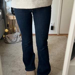 Dessa långa snygga jeans från zara, bootcut och medelhög midja. Jag är 170cm lång och dem går hela vägen ner💕 40cm i midjemått och 82cm innerbenslängd❤️när vanligtvis 38