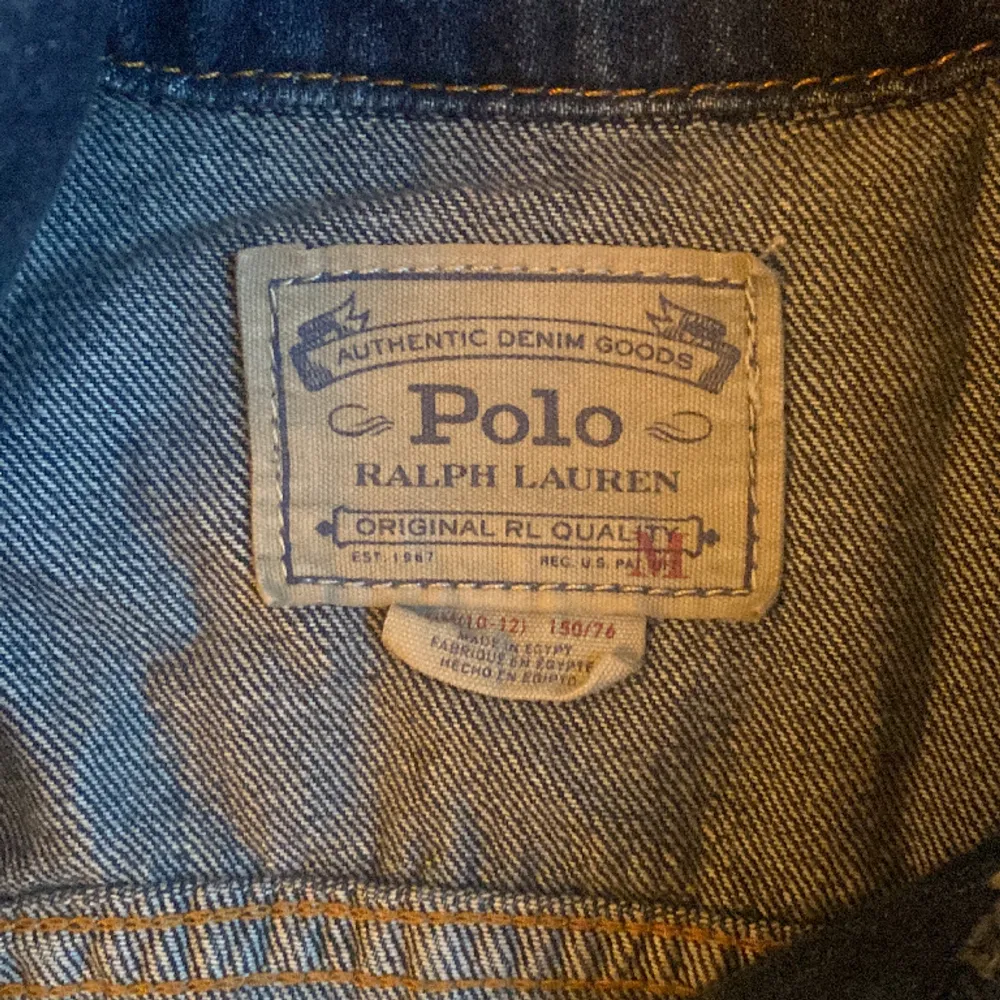 Polo Ralph Lauren jeans jacka i storlek 10-12 år. Jackan är i fint skick. . Jackor.