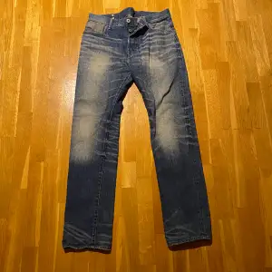 Faded Jeans med normal passform.
