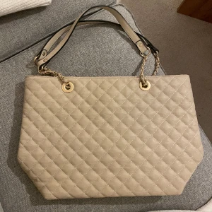 Beige handväska - Beiga handväska. Helt oanvänd 🤍