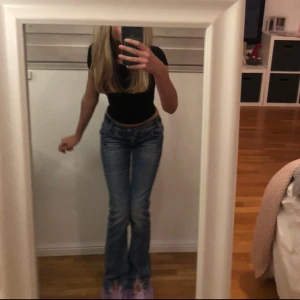 Långmidjade miss sixty jeans! - Lågmidjade bootcut miss sixty jeans!💓 Sparsamt använda. Innerbenslängd: 78 cm. Möts gärna upp i Stockholms området! Annars står köparen för frakt. Tar endast Swish💞💞