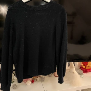 Stickad tröja  - Super snygg enkel marin blå stickad tröja. Säljer pågrund av att den sällan används längre 