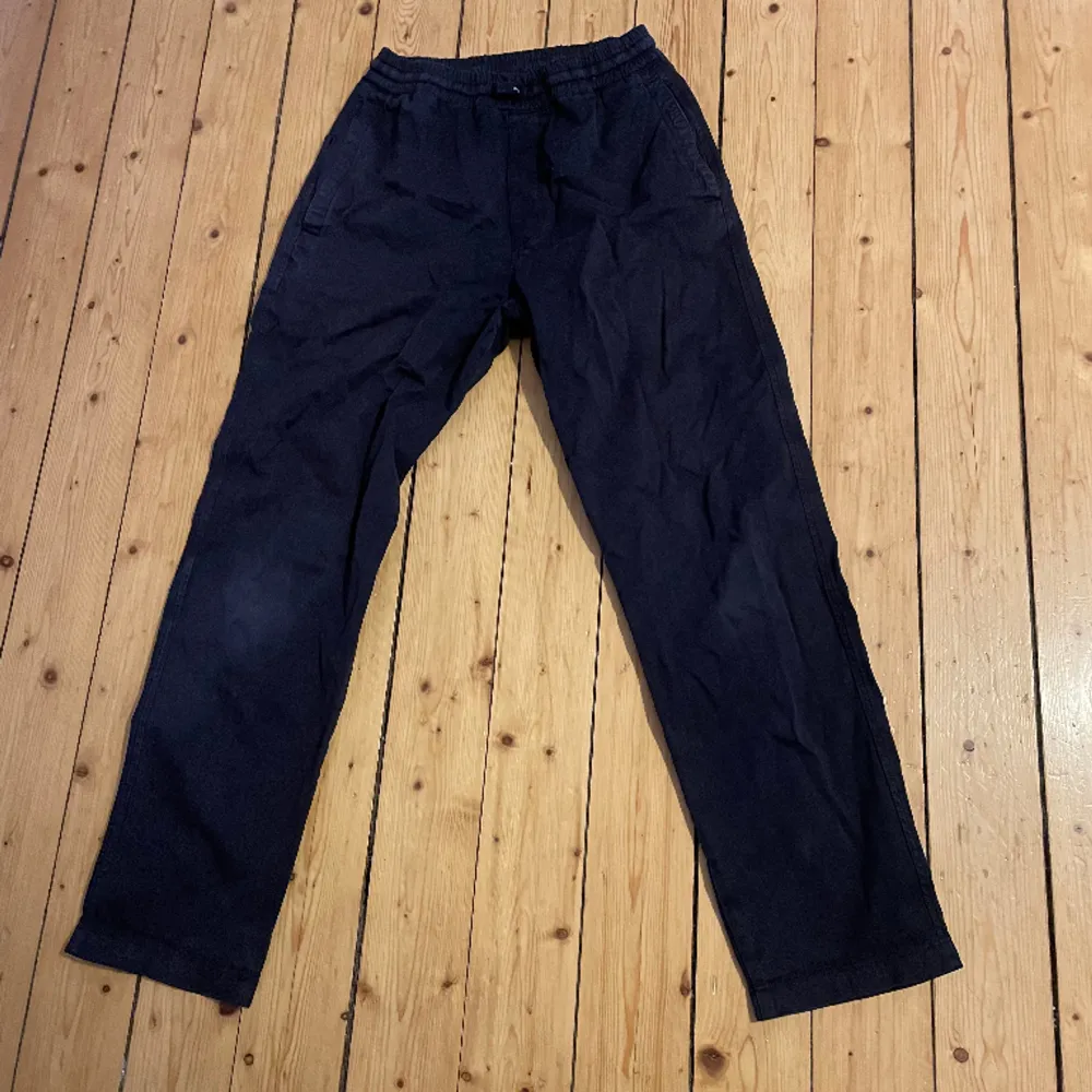 Snygga marinblåa byxor ifrån Carharrt. Står ingen storlek men skulle säga att de sitter som en S/M.. Jeans & Byxor.