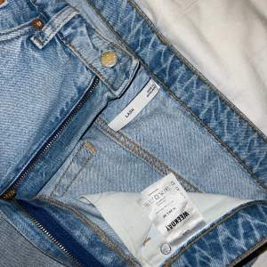 Blå jeans från weekday i modellen lush. Sparsamt använda