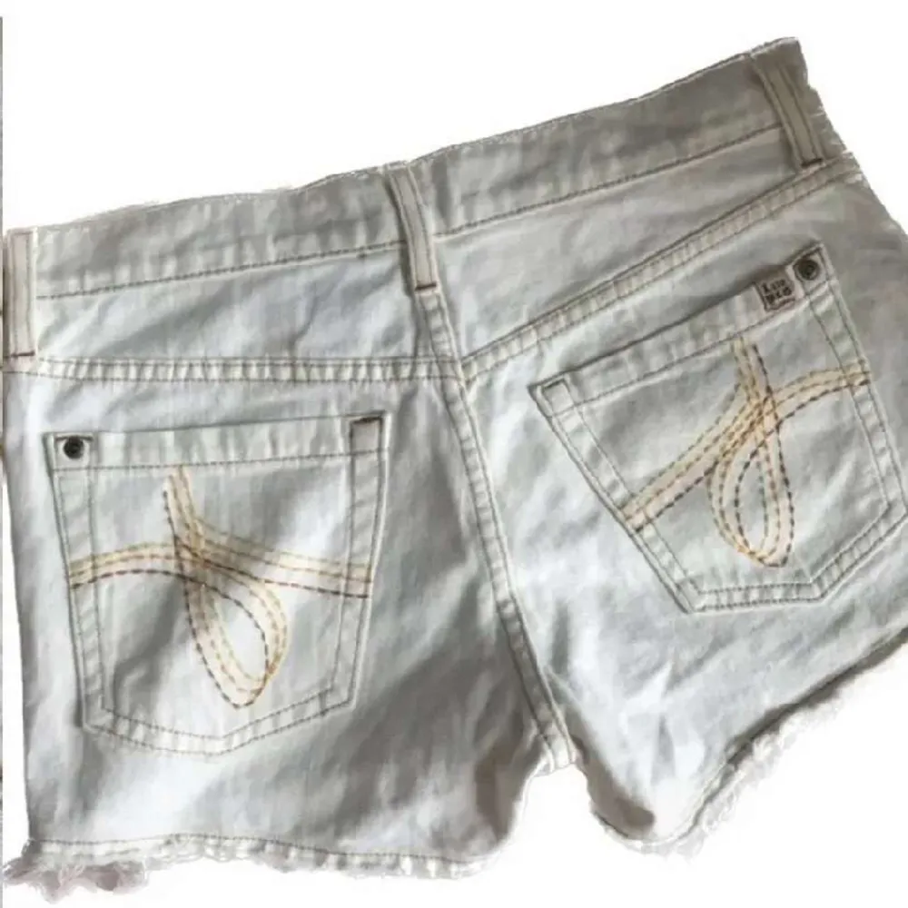 Ett par shorts från juicy! Dom är vintage! Köpte second hand men aldrig använda och då väldigt bra kvalitet💕 kontakta gärna via frågor, pris är diskuterbart!. Shorts.
