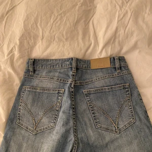 ljublåa jeans - ljusblåa och lite urtvättade jeans köpta secondhand, men säljer vidare då dem inte satt som jag ville💘💘