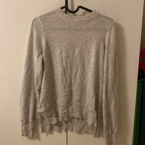 Tröja - Säljer en ljusgrå stickad tröja från Ginatricot