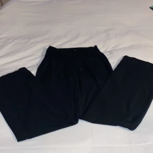 Kostymbyxor  - Kostymbyxor från bikbok. Väldigt fint skick!