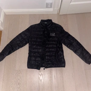 Emporio Armani vår/sommar jacka - Varan i perfekt skick. Använt fåtal gånger. Säljer för att jag inte har nån användning av jackan. 