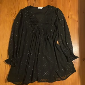 SUPERFIN glittrig klänning  - Svart glittrig klänning, använd 2 gånger, asså jag älskar denna klänningen!!!
