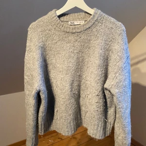 Stickad zaratröja - Fin stickad tröja från zara, gammal modell som inte säljs längre. Den är lite nopprig tyvärr🥰