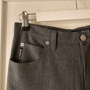 Armani byxor - Gråa byxor från Armani, köpta second hand. De är raka i modellen, stretchiga! 