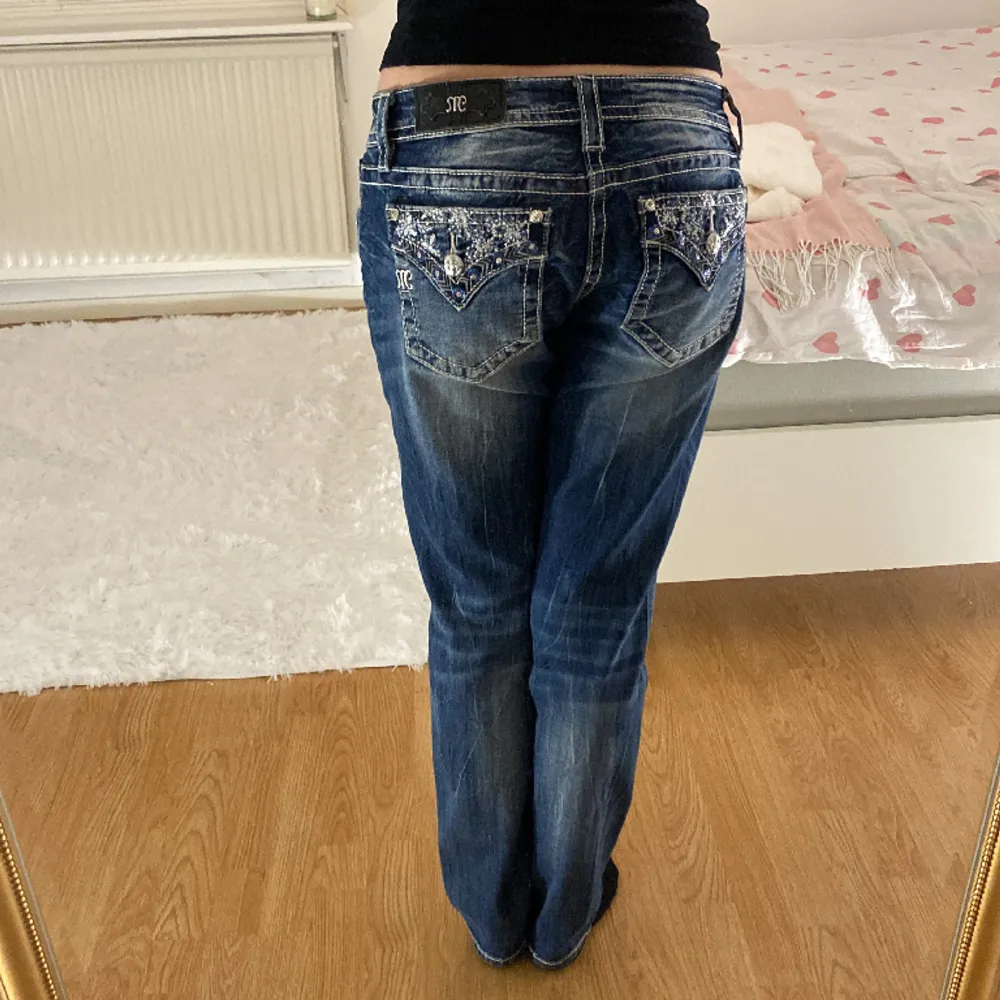 As coola och snygga Miss Me jeans med snöflingor på fram och bakfickorna. . Jeans & Byxor.